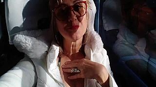 Bucetuda rabuda peituda milf teases with curves.