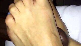 Mature mommy lets get her toes sucked and fucked