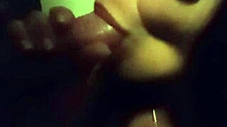 मोटी परिपक्व लेडी क्रिसमस ब्लोजॉब देती है!