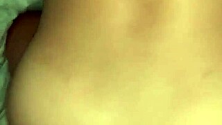 परिपक्व एशियन लेडी बीबीसी से मिलती है। वह वाइल्ड डॉगीस्टाइल के लिए झुकती है।