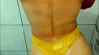 seductive bath of the calipygian milf 😍