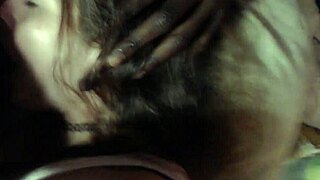 मैंडी कैंडी मिल्फ बीबीसी ब्लोजॉब से लुभाती है