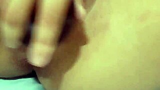 Gostosa rabuda fudendo com o consolo preto