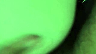 mi caliente madrastra se estrena su laptop nueva mientras me deja meterle la polla tenia puesta su ropa interior favorita que rico fue acabarle adentro