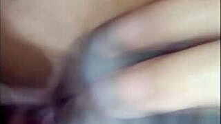 सौतेली बहन डिल्डो पर कूदती है फिर मेरे लंड पर 😏