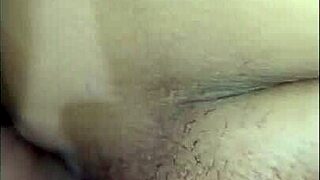 सौतेली बहन डिल्डो पर कूदती है फिर मेरे लंड पर 😏