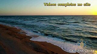 Uma tarde de verão inesquecível na praia com brinquedos e masturbação