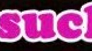 एशियाई मिल्फ स्टॉकिंग्स की क्लोज अप व्यू का मजा लेती है