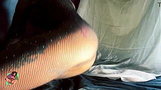 Tattooed milf bush queen with curly hair cums hard and sparkles intensely