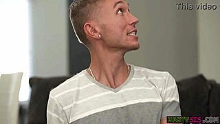 केन्जी रीव्स और लेस्बियन लेनन, स्टेपसिस्टर्स इंटेंस मोमेंट शेयर करती हैं! 😍 इतनी हॉट राइट नाउ!