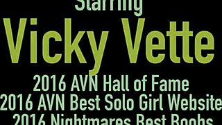 विकी वेते कहती है, देखो मैं इस मोटी लंड को चूसती और टिटफक करती हूँ