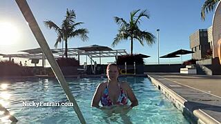निकी फेरारी पूल में ठंडक लेते हुए अपनी भारी चूचियाँ दिखाती है