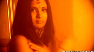 एक्सोटिक इंडियन मिल्फ सेक्सी डांस मूव्स दिखाती है