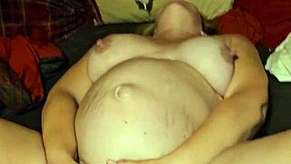 i'm masterbating this milf till she cums hard with her wet pussy