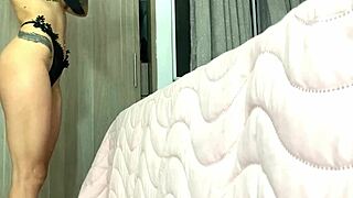 chica pelirroja captada por camara oculta en su habitacion, espiando su sexy ass