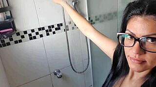 Depois De Gozar Com O Dedinho E Ficar Meladinha Vim Tomar Um Banho Para Relaxar Bucetinha Ficou Inchadinha E Com Porra Tava Delícia Demais