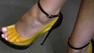 MILF mommy Alyssia Kent provides a footjob and make Joel Tomas cum