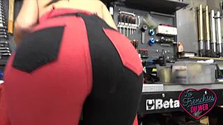 ऑरोरा, बस्ट ब्रूनेट, सेक्सी एक्शन में चमकती है