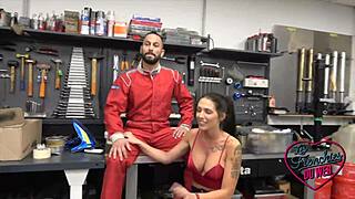 ऑरोरा, बस्ट ब्रूनेट, सेक्सी एक्शन में चमकती है