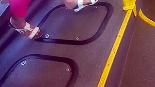 मेच्योर फीट को कैंडिड हिडन फुट प्ले मोमेंट में टीज किया।