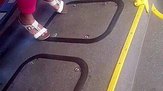 मेच्योर फीट को कैंडिड हिडन फुट प्ले मोमेंट में टीज किया।