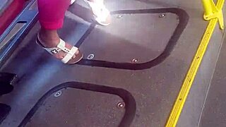 मेच्योर फीट को कैंडिड हिडन फुट प्ले मोमेंट में टीज किया।