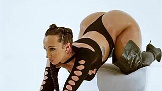 Mature mom Jada Stevens shows off her big ass in twerk video