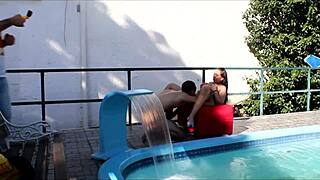 gauchada aproveita o sol e fode na piscina