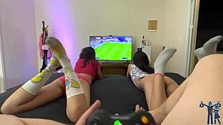 jogando vendo essas gostosas eu não resisti ao footjob e blowjob 😈