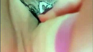 Mon Épouse Filme Sa Culotte Avant De Se Caresser Avec Un Gode