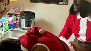 Mad होने के बावजूद kitchen में Xmas pussy मिली।
