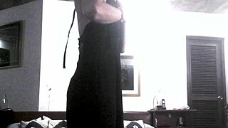 Mature woman that strip on camera and show her real and naked body stay at home