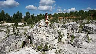 मेच्योर महिला सफेद पत्थर की क्वेरी में टॉपलेस डांस करती है!