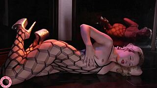 Pornstar milf Samantha Rone koyla and rubs herself in fishnets