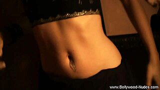 गुड लुकिंग बॉलीवुड गर्लफ्रेंड स्टेमी सीन में