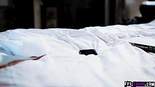 काइलर क्विन को सौतेली माँ द्वारा हाथ लगाते हुए पकड़ा जाता है, जिससे तीन लोगों का पारिवारिक सेशन होता है