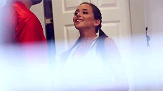 हॉट वाइफ आर्मानी ब्लैक वर्कआउट करती है और जिम ट्रेनर से फ्लर्ट करती है