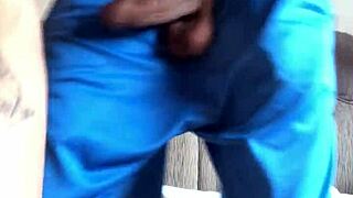 Short de futebol marcando rola e dando leite