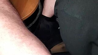 mi succhia il cazzo di nascosto e ingoia tutto e io godo come una bestia