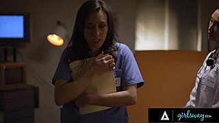 हॉर्नी स्टीपमॉम क्रिसमस के लिए बिकिनी दिखाती है, स्टीपसन से डर्टी टॉक करती है, न्यूड एंड तक