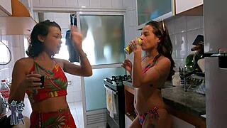 मेरी फ्रेंड ने ट्रैश बॉयफ्रेंड को डंप किया तो हमने बिल्डिंग पूल पर पब्लिकली चोदा