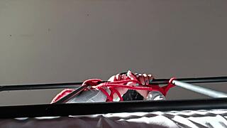 बाउंड और हुडेड, मैं कॉक पर गला घोंट रही हूं थूक हर जगह