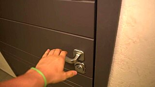 वह नोटिस नहीं करती कि अजनबी उसे वाइल्ड डोमिनेशन में चोद रहा है