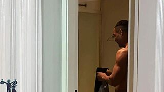 नेबर मिल्फ को शावर में हैंडजॉब और इंटररेसियल सेक्स के लिए ट्रिक करता है!