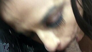 नेबर मिल्फ को शावर में हैंडजॉब और इंटररेसियल सेक्स के लिए ट्रिक करता है!