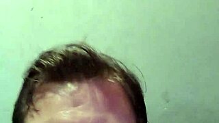 मेरी स्टीप मॉम मुझे, जॉनी, को बेस्ट हैंडजॉब देती है, बहुत हॉट