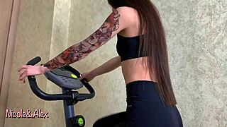 सौतेला बेटा सौतेली माँ को हार्ड चोदता है जब डैड दूर है