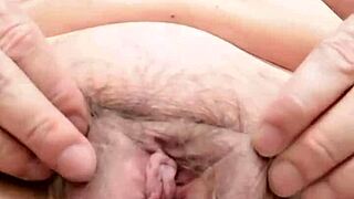 ये मेच्योर कूगर अपनी ईगर चूत से टिज करती है और गाइड करती है जेओआई