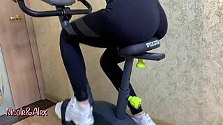 सौतेला बेटा सौतेली माँ को हार्ड चोदता है जब डैड दूर है