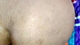 Indian Milf friend की wife को dirty Hindi sex scene में fucks करती है